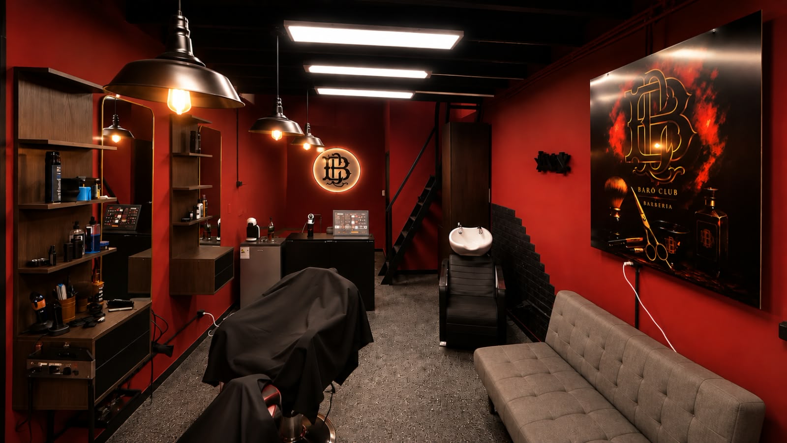 Interior de Baro Club con paredes rojas, lámparas colgantes y sillón de barbero